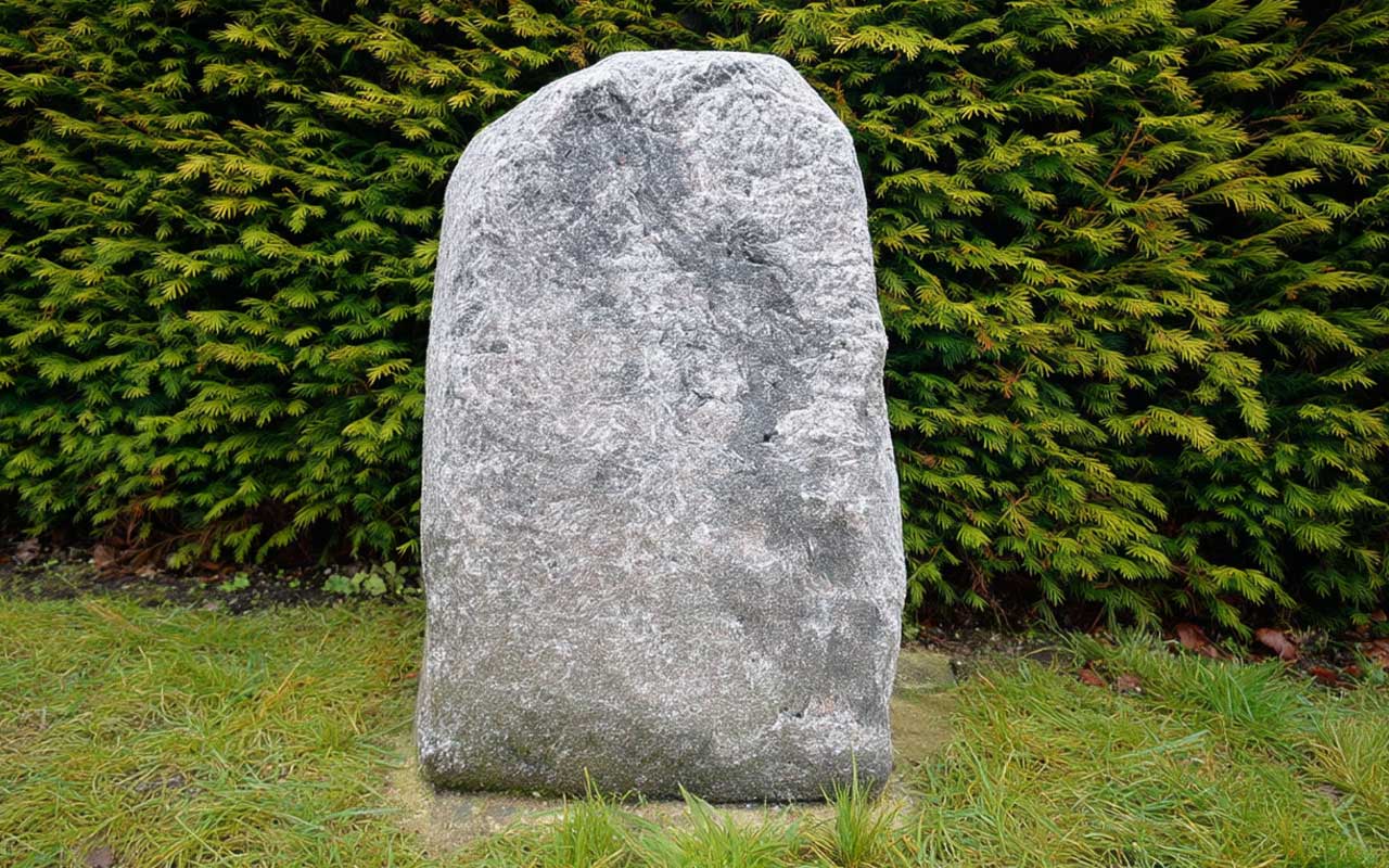 Ruwe grafsteen Maggia